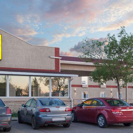 Super 8 By Wyndham Brandon Mb Motel Bagian luar foto
