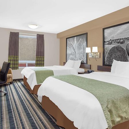 Super 8 By Wyndham Brandon Mb Motel Bagian luar foto