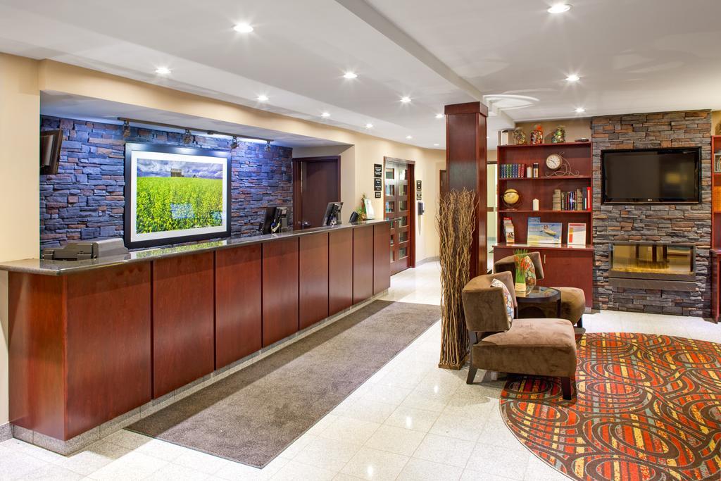 Super 8 By Wyndham Brandon Mb Motel Bagian luar foto