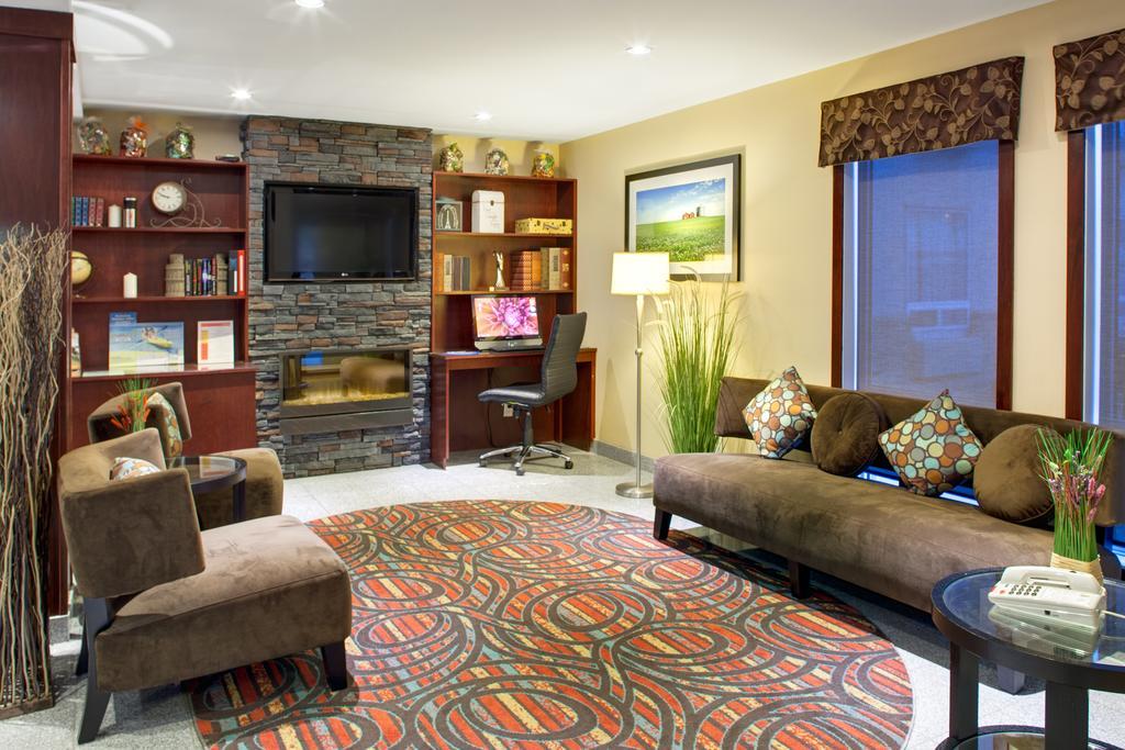 Super 8 By Wyndham Brandon Mb Motel Bagian luar foto
