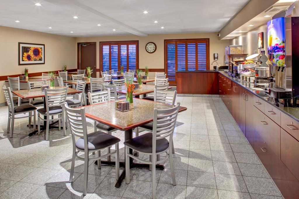 Super 8 By Wyndham Brandon Mb Motel Bagian luar foto