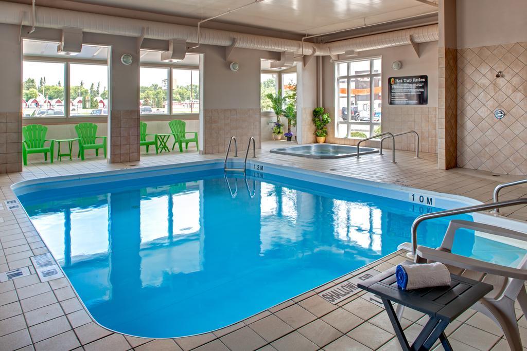 Super 8 By Wyndham Brandon Mb Motel Bagian luar foto