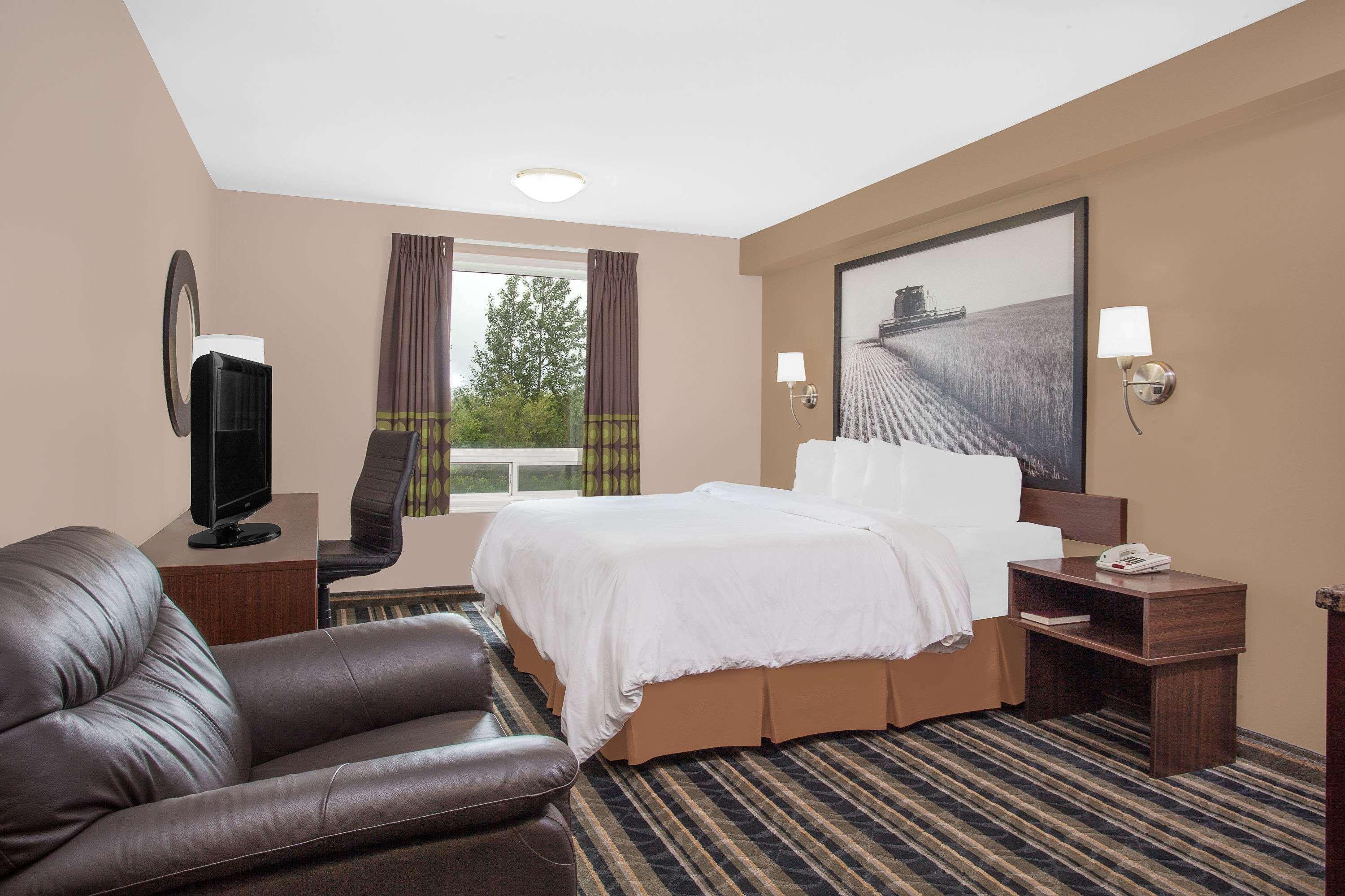 Super 8 By Wyndham Brandon Mb Motel Bagian luar foto