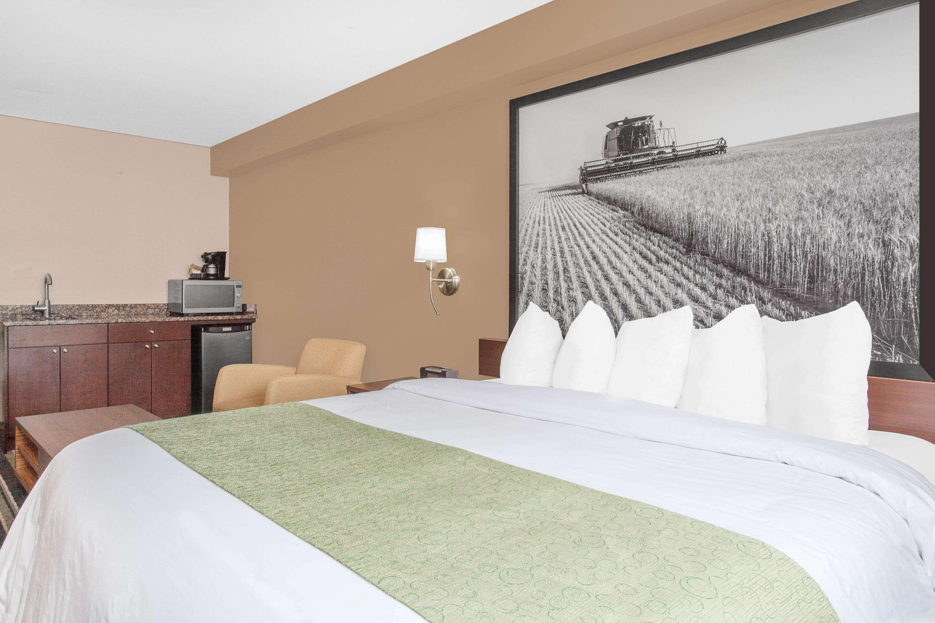 Super 8 By Wyndham Brandon Mb Motel Bagian luar foto