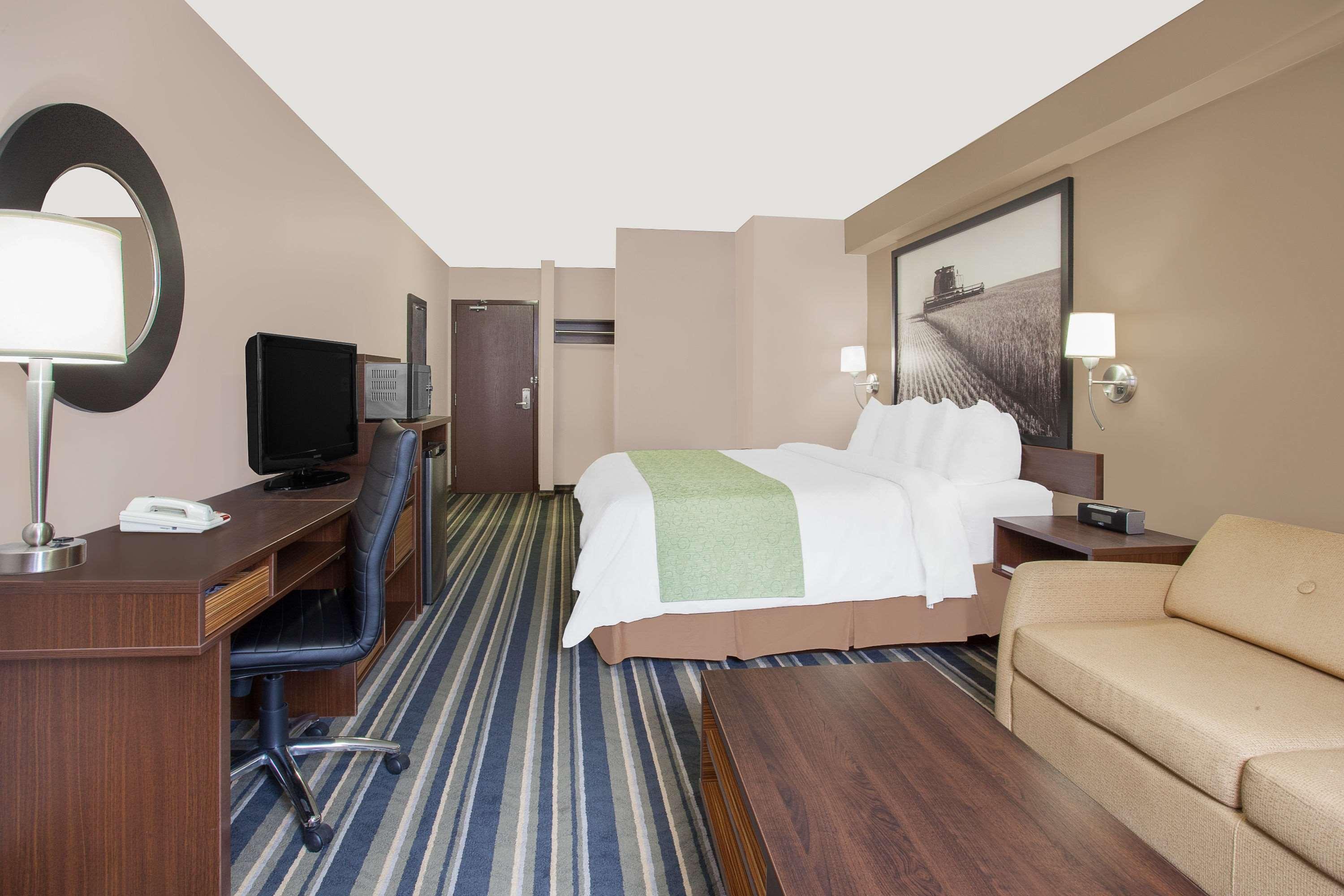 Super 8 By Wyndham Brandon Mb Motel Bagian luar foto