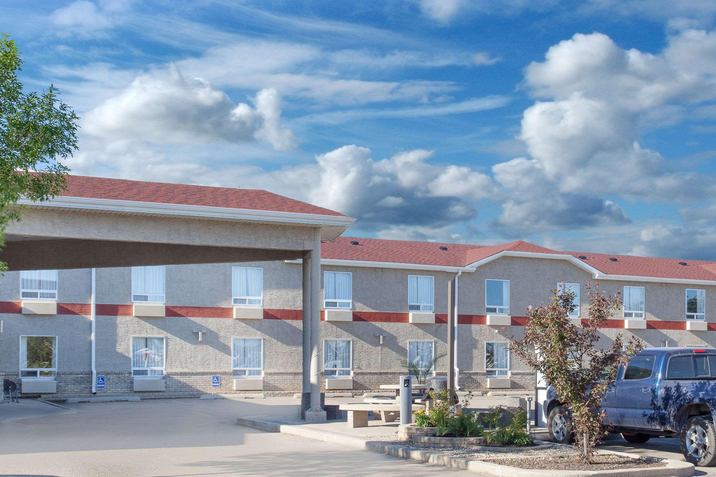 Super 8 By Wyndham Brandon Mb Motel Bagian luar foto