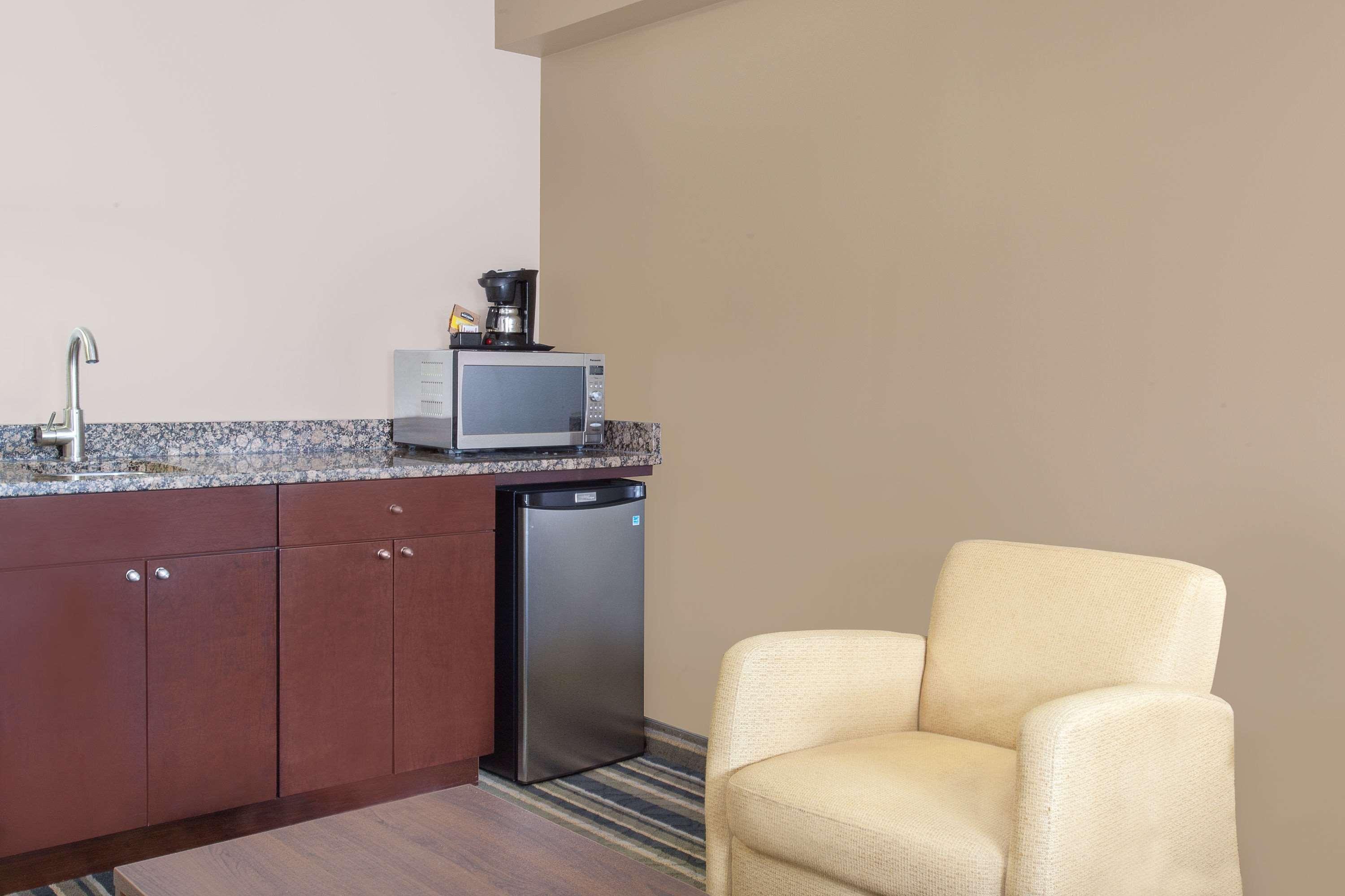 Super 8 By Wyndham Brandon Mb Motel Bagian luar foto