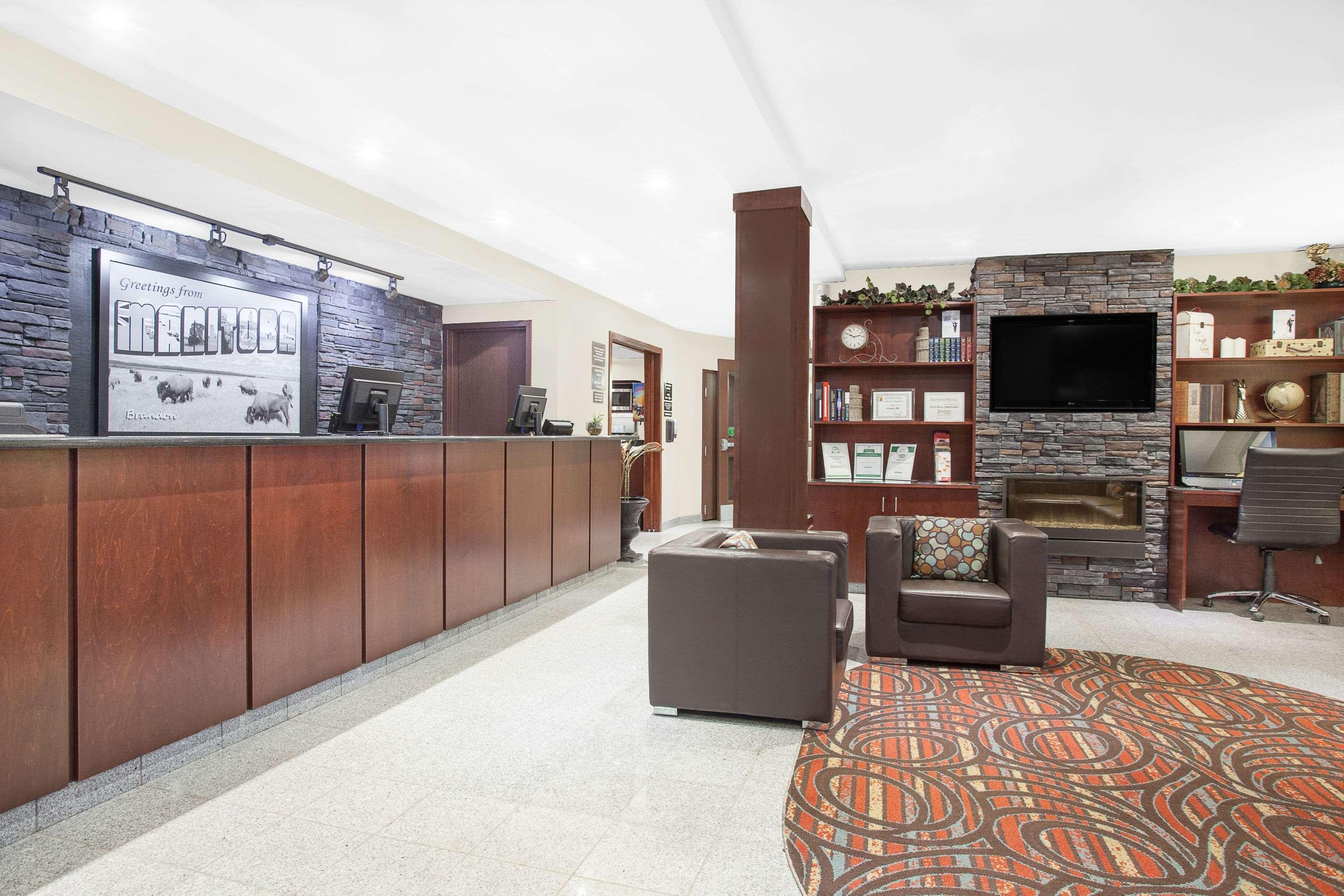 Super 8 By Wyndham Brandon Mb Motel Bagian luar foto