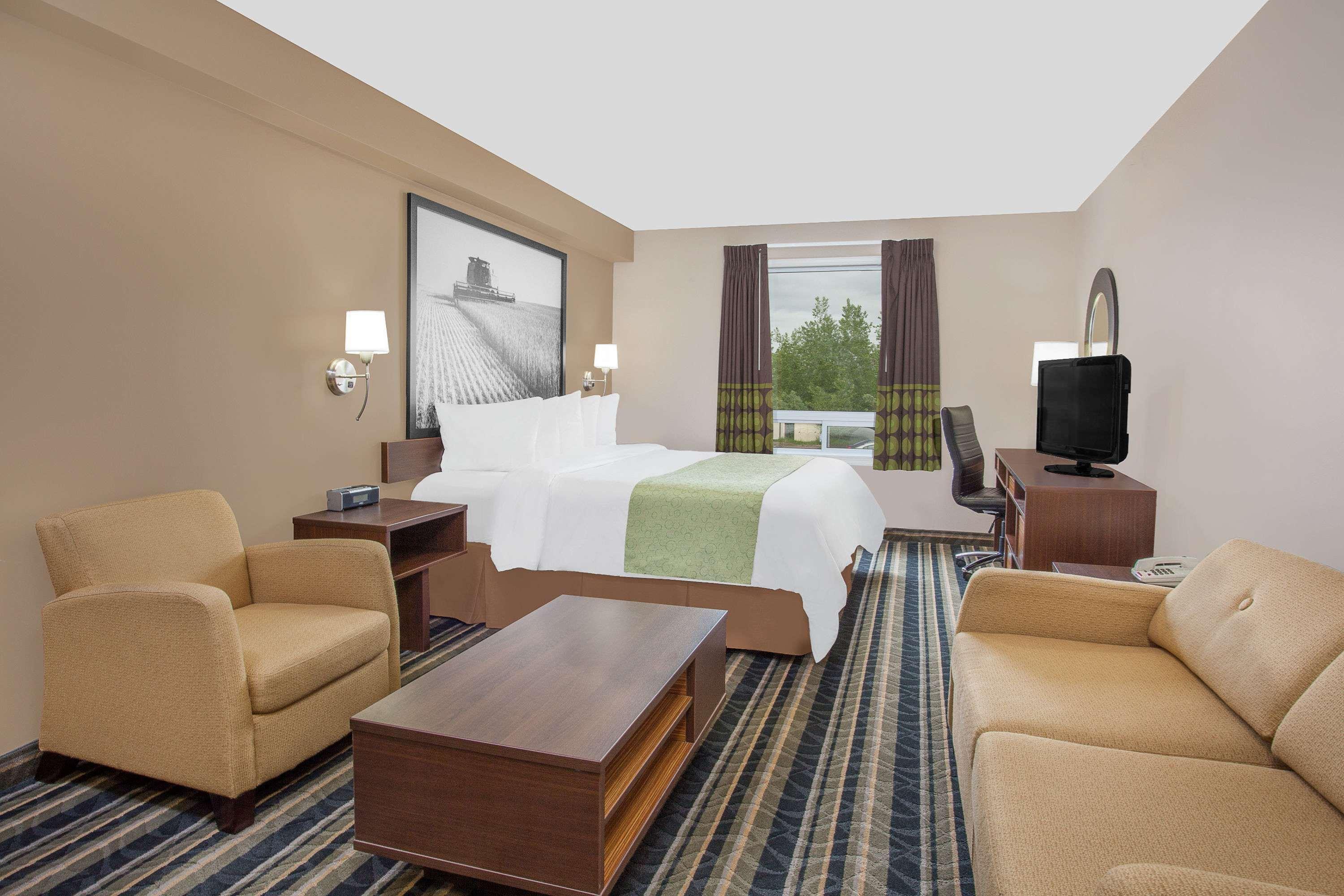 Super 8 By Wyndham Brandon Mb Motel Bagian luar foto