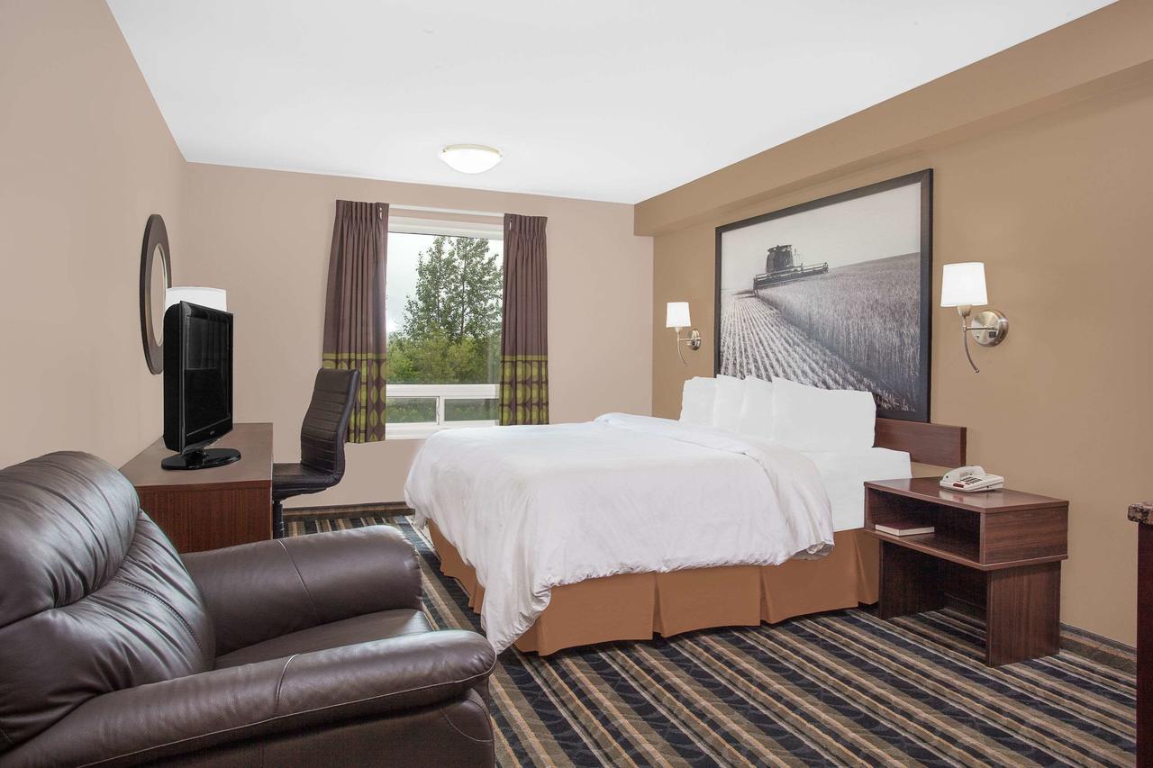Super 8 By Wyndham Brandon Mb Motel Bagian luar foto