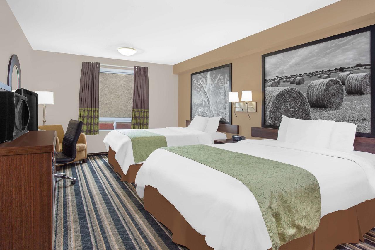 Super 8 By Wyndham Brandon Mb Motel Bagian luar foto