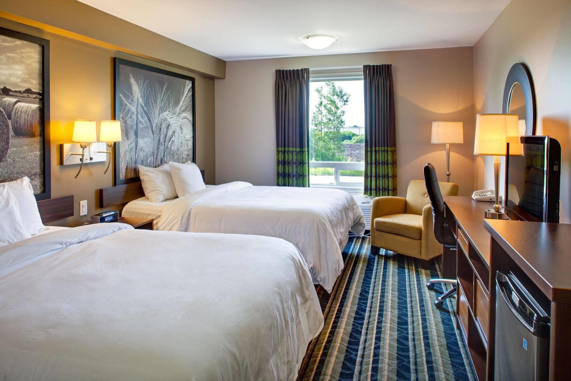 Super 8 By Wyndham Brandon Mb Motel Bagian luar foto