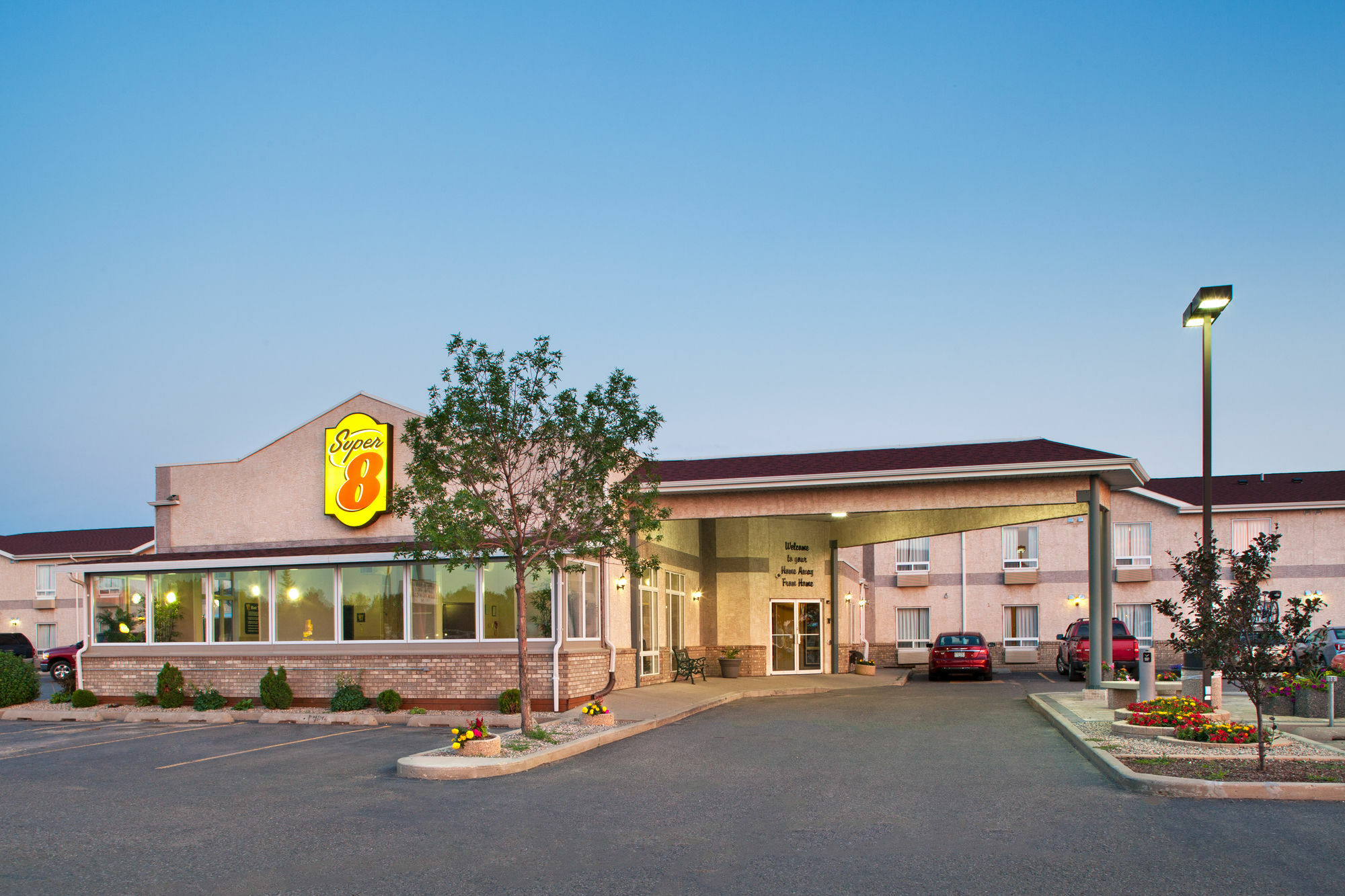 Super 8 By Wyndham Brandon Mb Motel Bagian luar foto