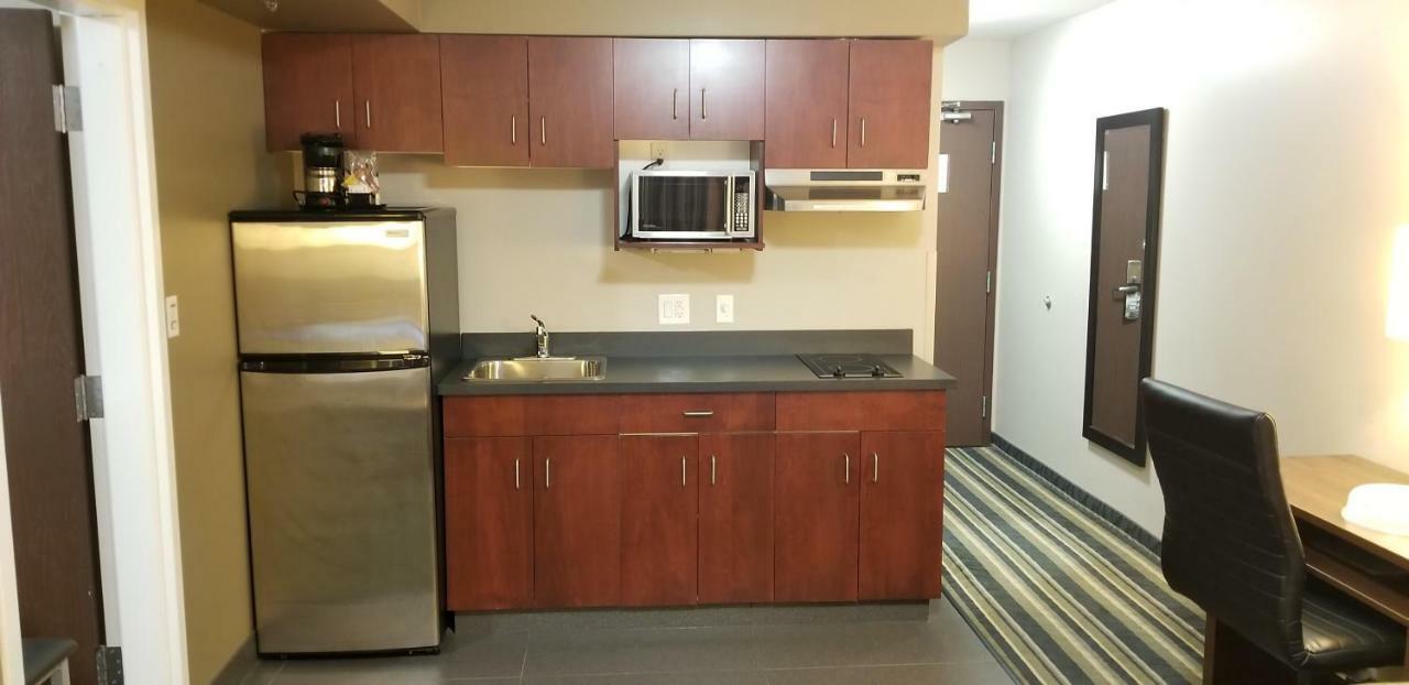 Super 8 By Wyndham Brandon Mb Motel Bagian luar foto