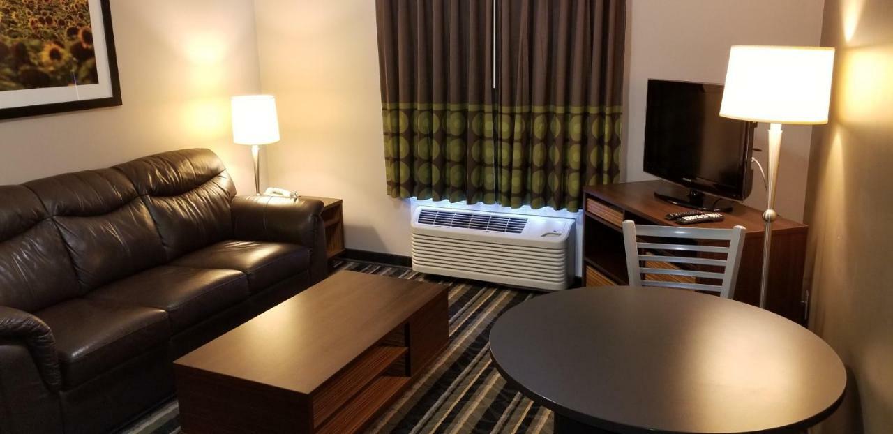 Super 8 By Wyndham Brandon Mb Motel Bagian luar foto